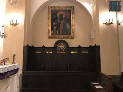 Chiude la serie un quadro dorato che propone al visitatore il mezzo busto di San Nicola: sotto di esso balza all'occhio una cattedra in legno